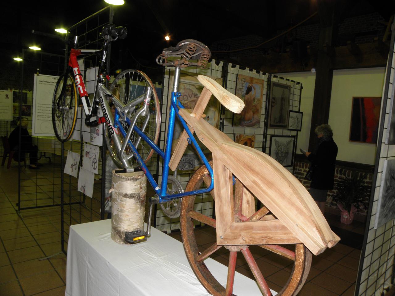 oeuvre représentant l'évolution de la bicyclette (45 ème salon)